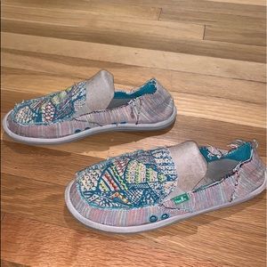 Hardly worn women’s Sanuk sandals